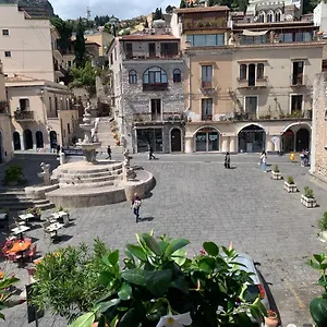 https://casa-antica-savoia.taorminaitalyhotels.com